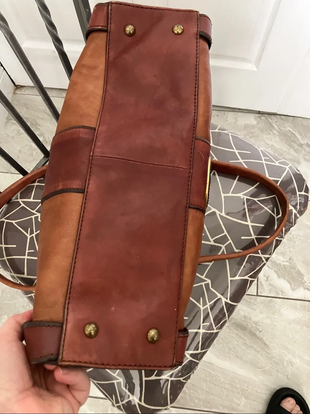 Vintage FOSSIL Women Reissue Brown leather satchel with a keyhole emblem